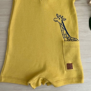 Macacão Bebê Manga Curta  - Girafinha/Mostarda