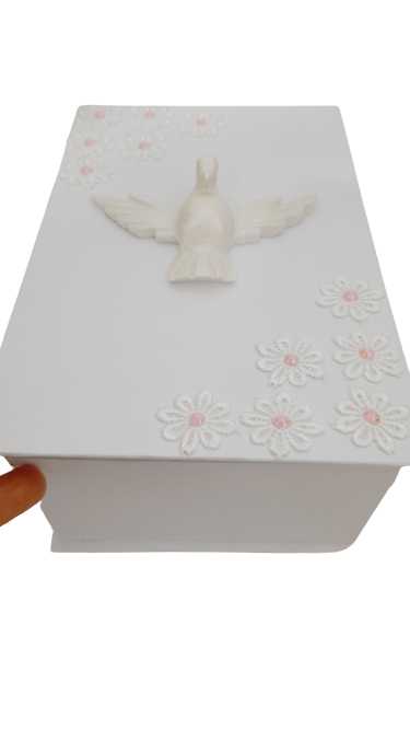 Caixa cartonada branca 23x8x14 com aplique do Divino em resina e guipir na tampa
