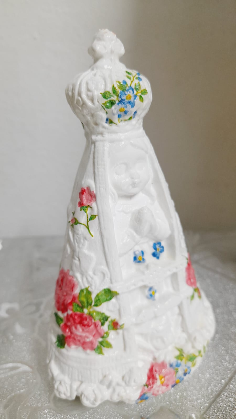 Imagem de Nossa Senhora Aparecida branca com decoupagem floral 15 cm peso 230 gramas