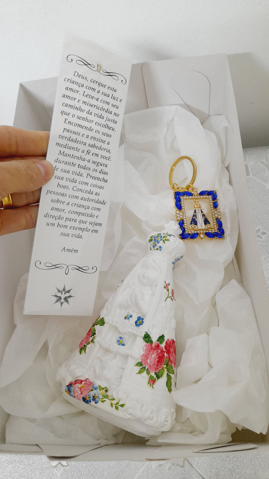 Kit Batizado 2 Imagem de Nossa Senhora com decouagem floral + Chaveiro + Marca Página com medalha + Caixa acetato