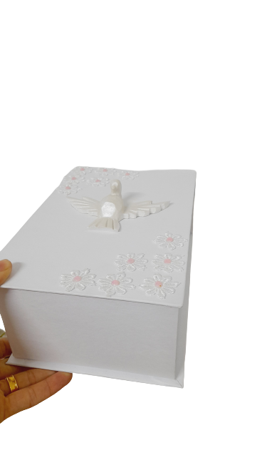 Kit Batizado 4 - Imagem de Nossa Senhora Aparecida com decoupagem floral de 15 cm + Chaveiro + Caixa Cartonada com Aplique do Espírito Santo
