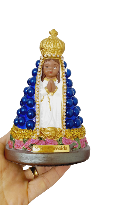 Kit Batizado 5 - Imagem estilizada de Nossa Senhora Aparecida de 15 cm com pérolas azuis + Adorno do Divino + Caixa cartonada com apliquue do Espírito Santo e guipir