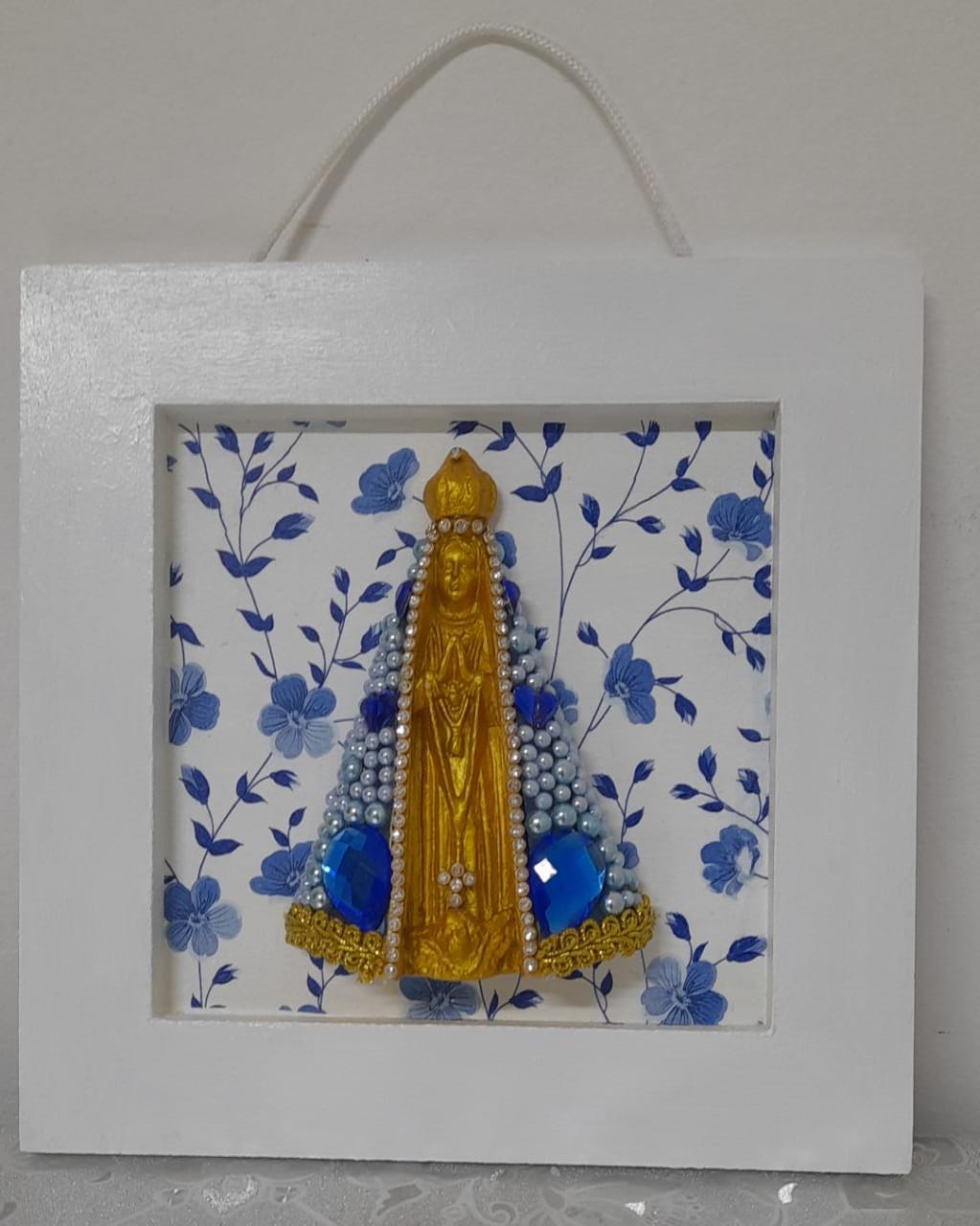 Quadro floral com imagem de Nossa Senhora Aparecida de 12 cm (quadro mdf e imagem em gesso