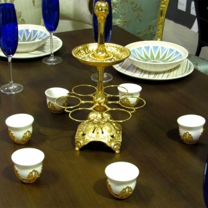 Jogo para Chá em Porcelana e Metal Dourado  - 7 peças - Conjunto de Xícaras Elegantes em Porcelana para Chás Especiais - Deixe sua  Mesa Luxuosa!