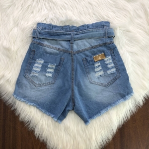 Shorts jeans azul com rasgos, detalhe de bolsos e cinto