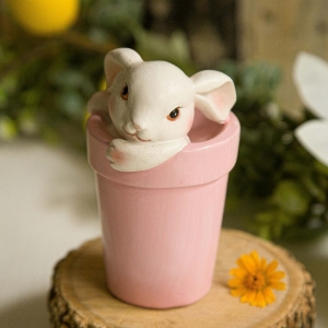 Coelha no Vaso Rosa Claro