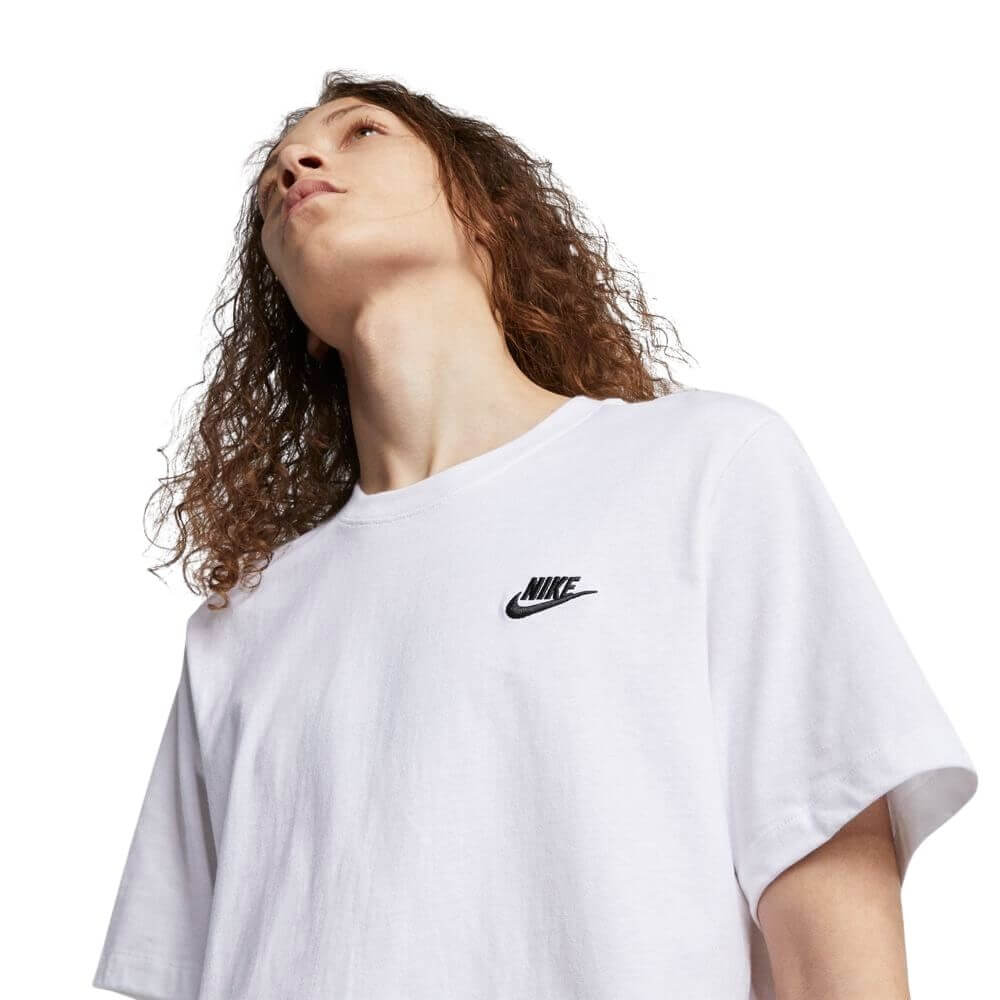 Camiseta Nike Sportswear Club Branca AR4997-101