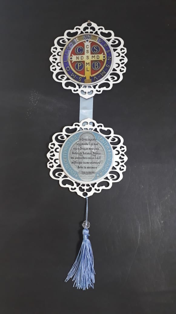 AD02 - Adorno de Porta Madeira 13cm Medalha São Bento  - VindVedShop - Distribuidora Catolica