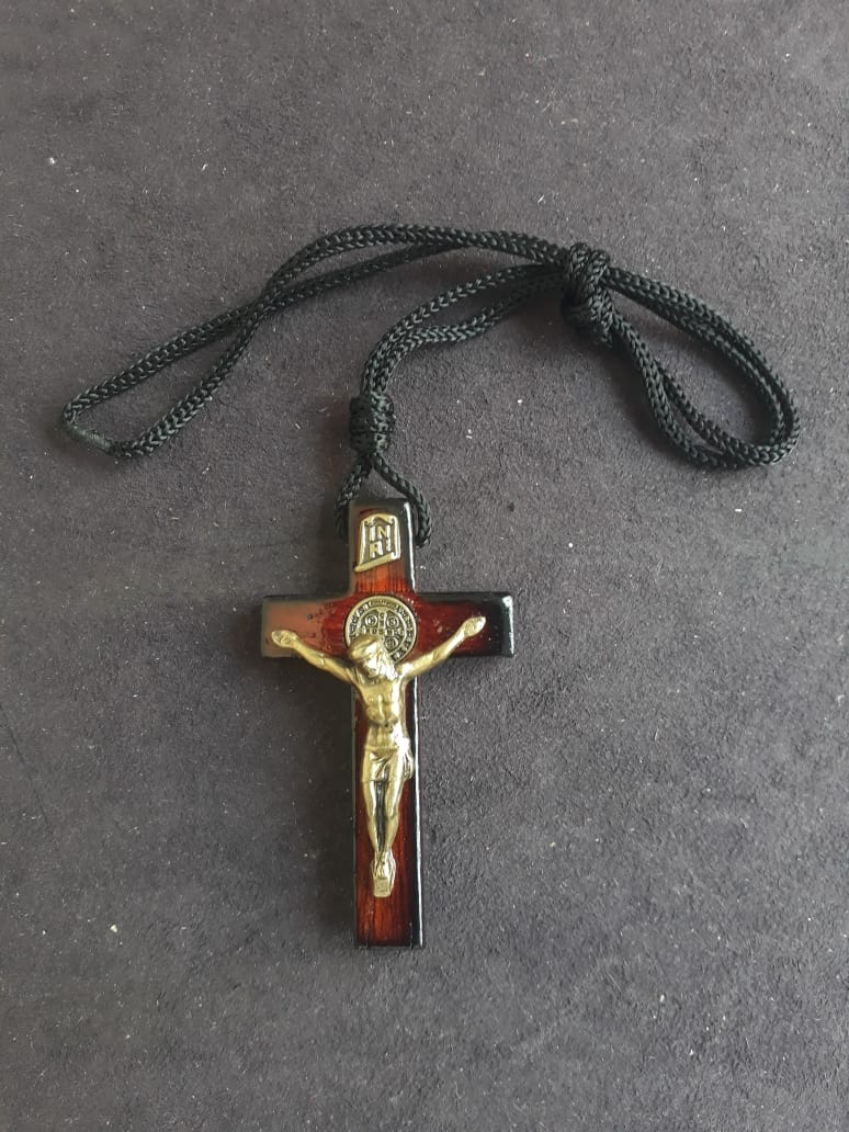 CR74 - Cordão Madeira Cruz c/ Cristo Medalha São Bento 70mm  - VindVedShop - Distribuidora Catolica
