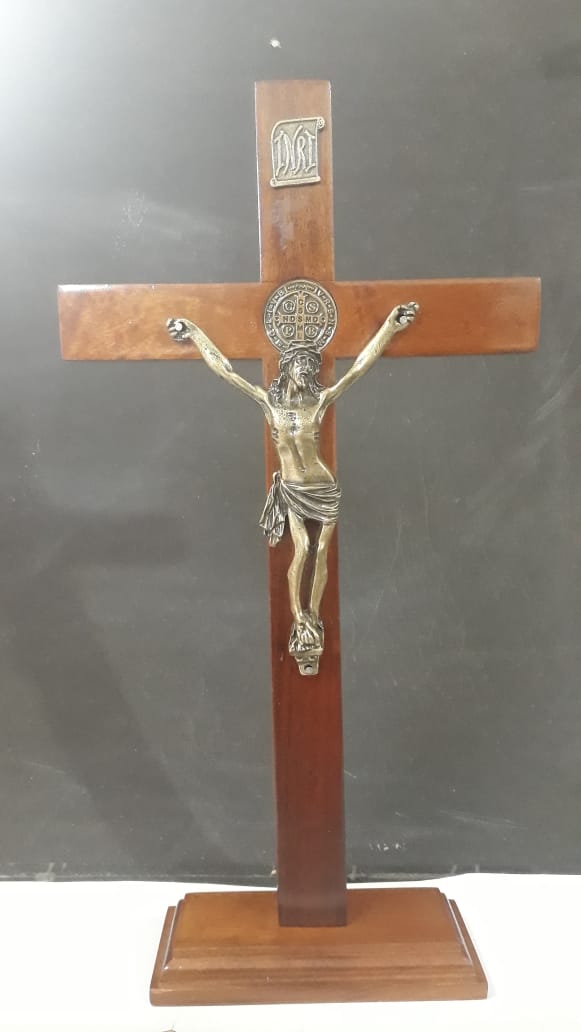 CX10 - Crucifixo Madeira Med. São Bento 35cm c/ Base  - VindVedShop - Distribuidora Catolica