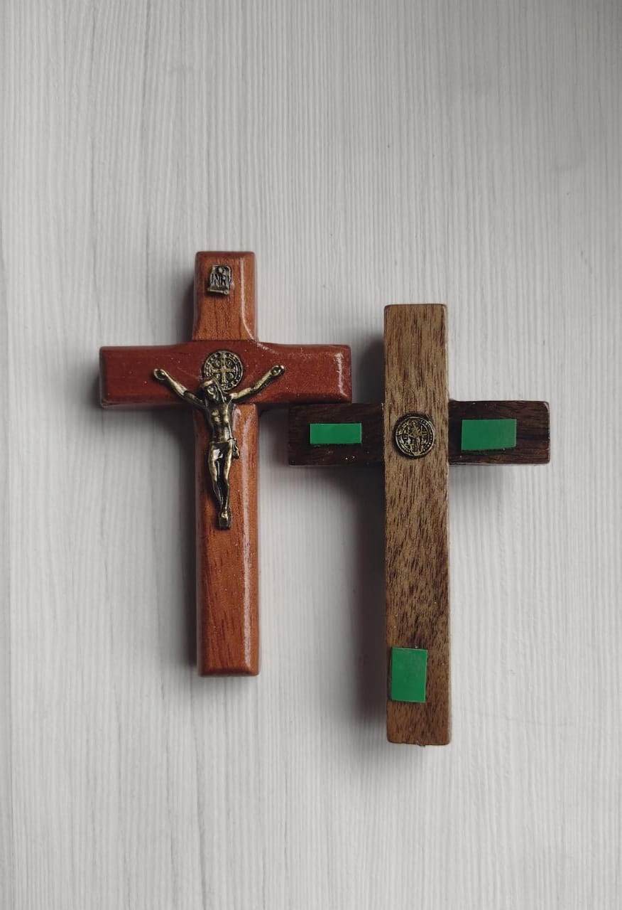 CX31 - Crucifixo Madeira 8cm Medalha São Bento Parede c/ Adesivo  - VindVedShop - Distribuidora Catolica