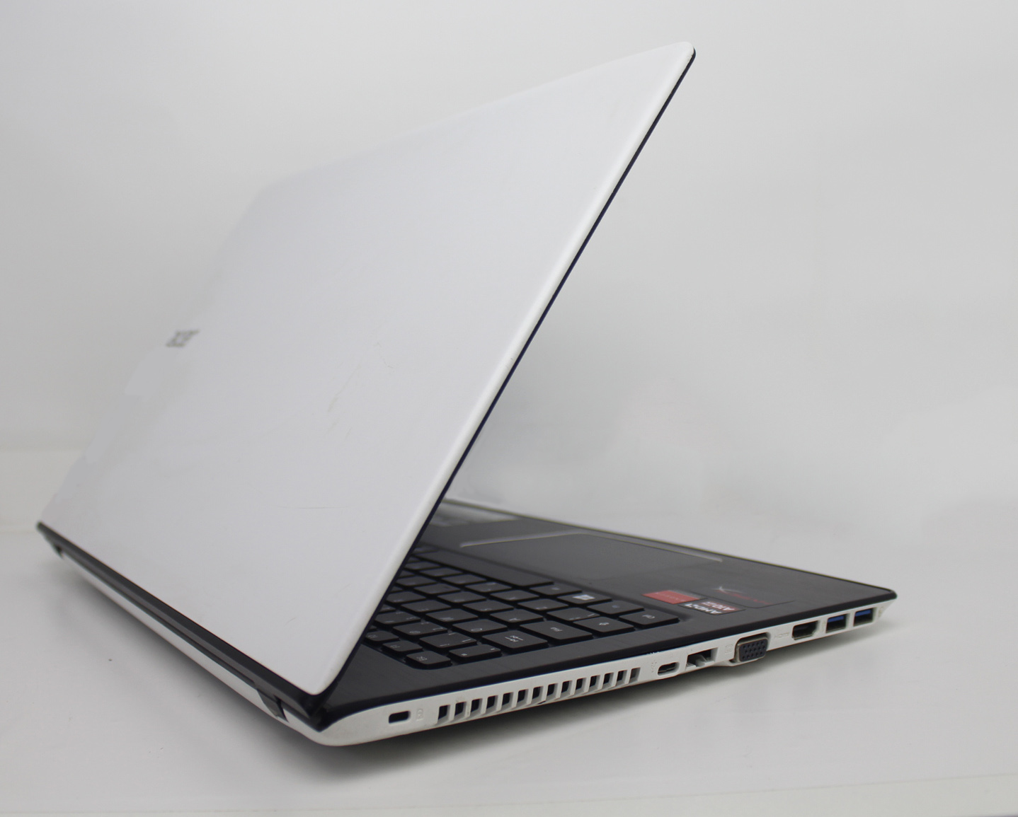 Notebook Acer Apire  E5 15.6'' AMD A10-9600P 2.4GHz 8GB SSD-128GB - 2GB Dedicada + Alphanumérico
