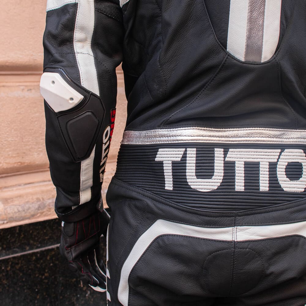 Macacão Tutto Moto Racing 1 peça Preto/Branco/Prata - Nova Centro Boutique Roupas para Motociclistas