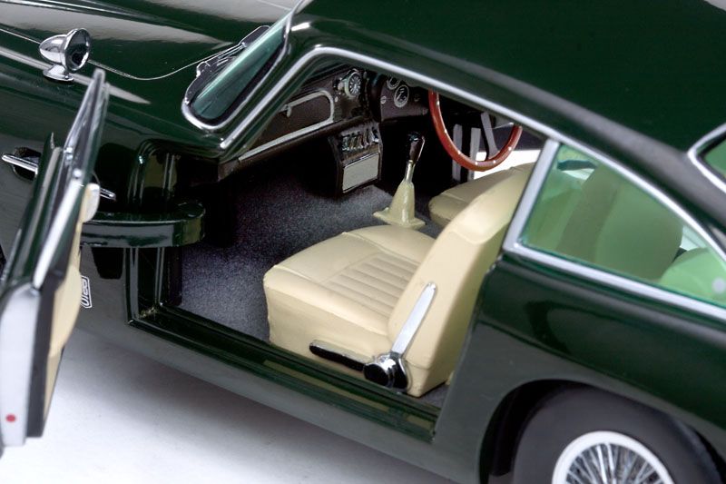 1963 Aston Martin DB5 - Escala 1:18 - Sun Star