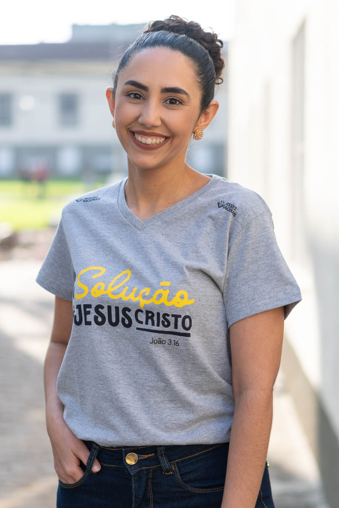 Camisa Feminina A solução é Jesus Cristo - Cinza mescla