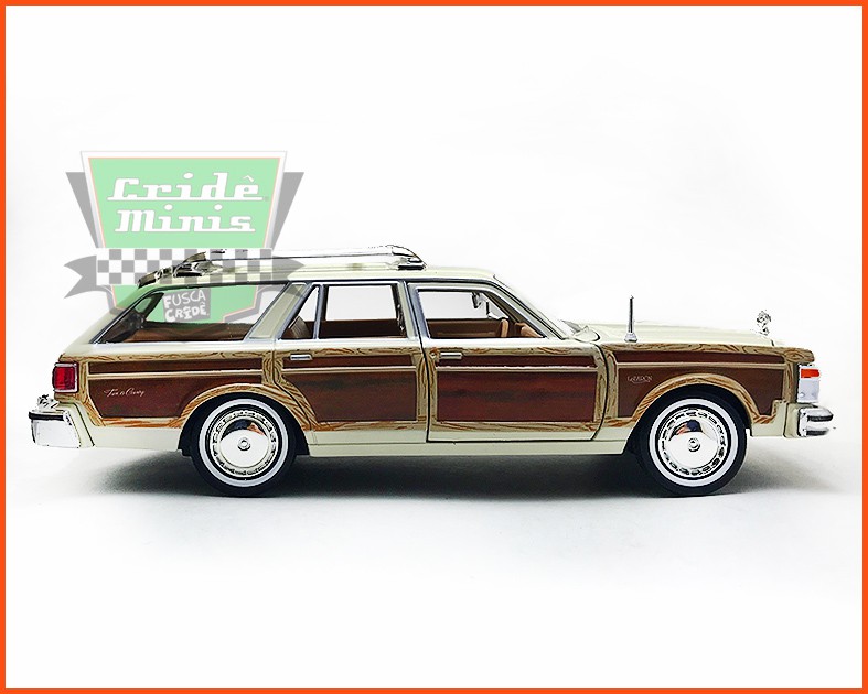 Chrysler LeBaron Town & Country Wagon 1979 com caixa individual e base - escala 1/24