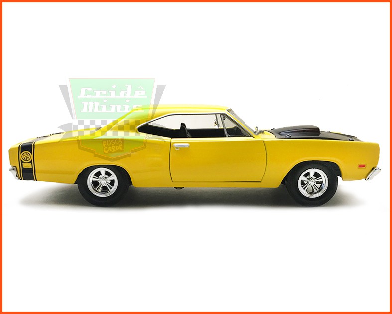Dodge Coronet Super Bee Amarelo 1969 com caixa expositora e base - escala 1/24