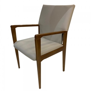 Cadeira Blusa com Braço - Madeira Maciça - Assento e Encosto Estofado