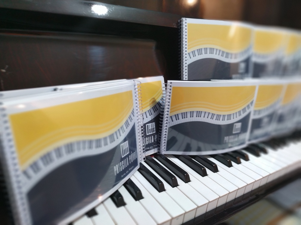 KIT STUDIO PREMIUM Caderno de Música Piano Personalizado | Caderno De Música com a Capa com sua Logo, Nome do Professor de Piano e Cores escolhidas, vários modelos | Kits a partir de 25 unidades