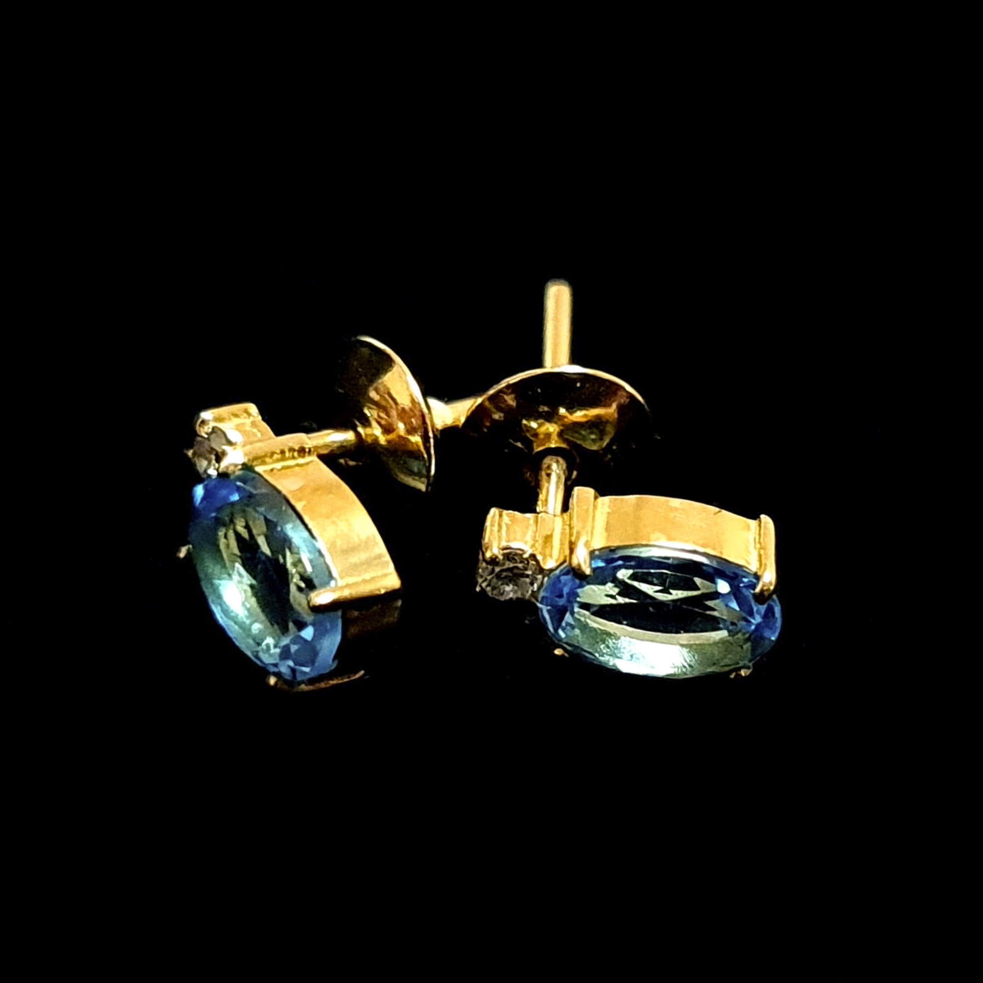 Brinco Topázio Azul Oval com Diamantes em Ouro 18 Kilates