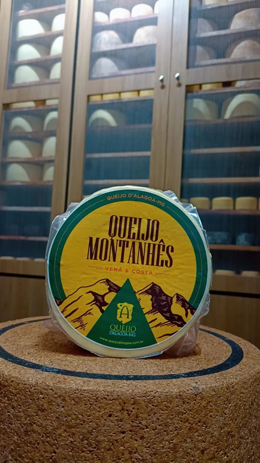 Queijo D'Alagoa- MG Montanhês  (Peça Pequena 900gr  a 1kg)