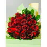 Bouquet com 20 rosas vermelhas nacionais.