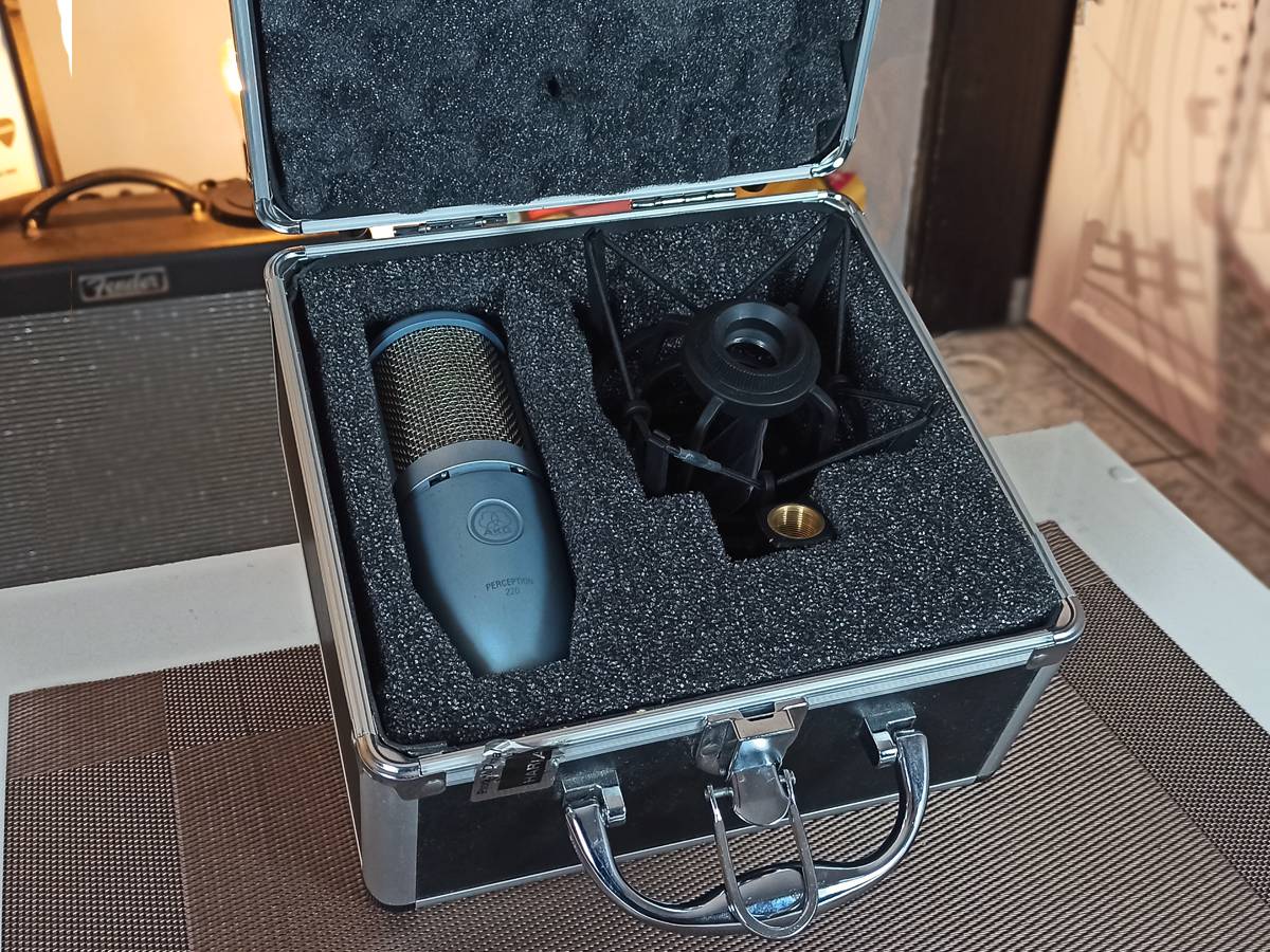 Microfone Condensador AKG Perception 220 - USADO