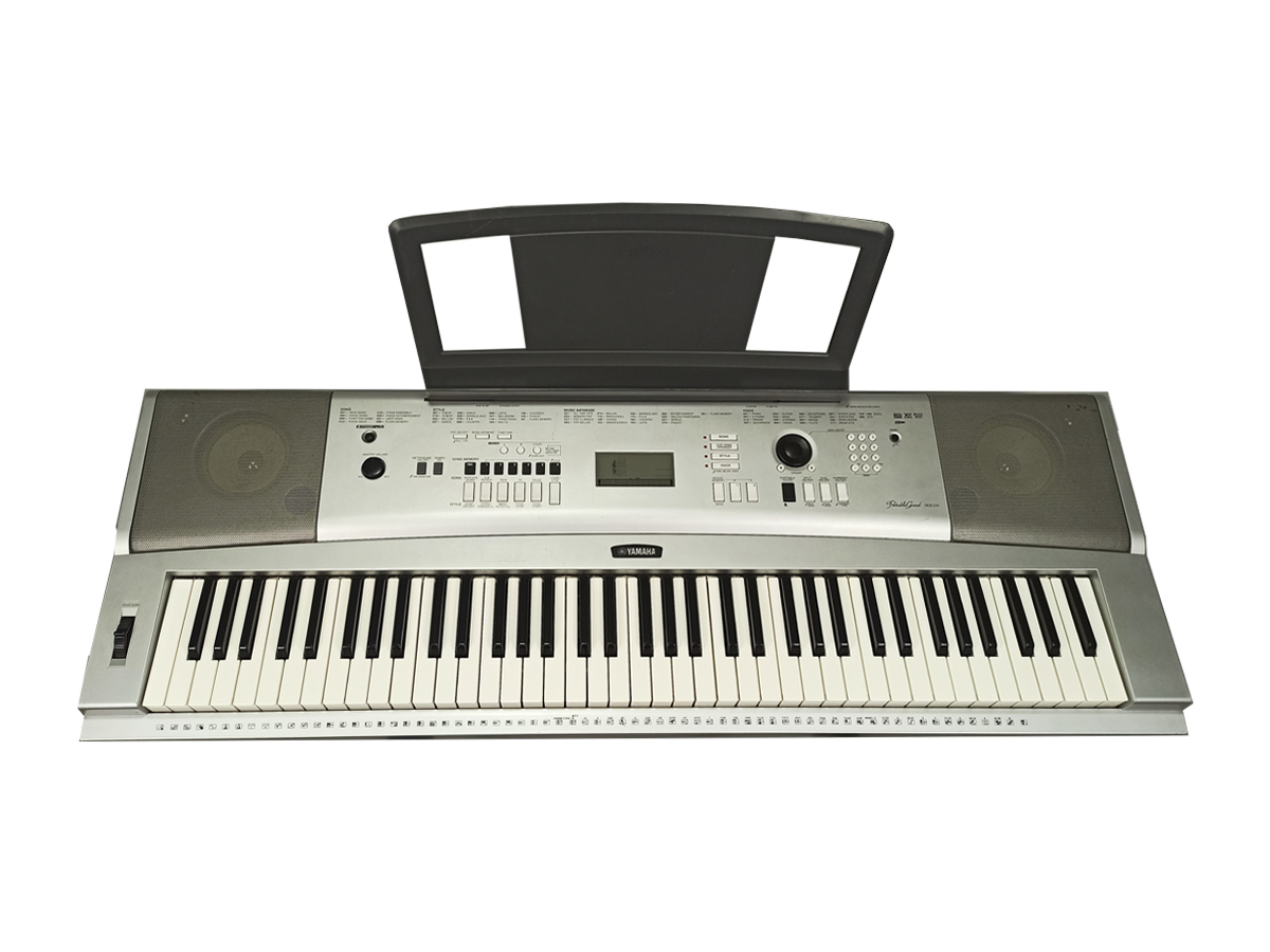 Piano Digital Yamaha DGX-230 Prata - Usado