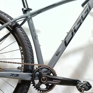 Bicicleta OGGI Big Wheel 7.3 2022 - 12v Shimano Deore - K7 10/51 Dentes - Grafite/Preto/Laranja + BRINDES