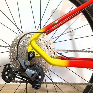 Bicicleta OGGI Big Wheel 7.3 2022 - 12v Shimano Deore - K7 10/51 Dentes - Vermelho/Amarelo + BRINDES