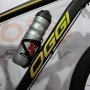 Bicicleta OGGI Hacker Sport 2021 - 21v Shimano Tourney - Freio a Disco - Preto/Amarelo/Dourado