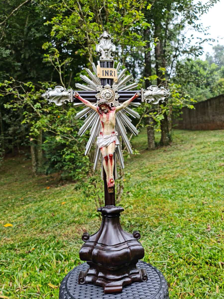 Crucifixo Em Resina Barroco Estilo Antigo Policromado 73cm Prata