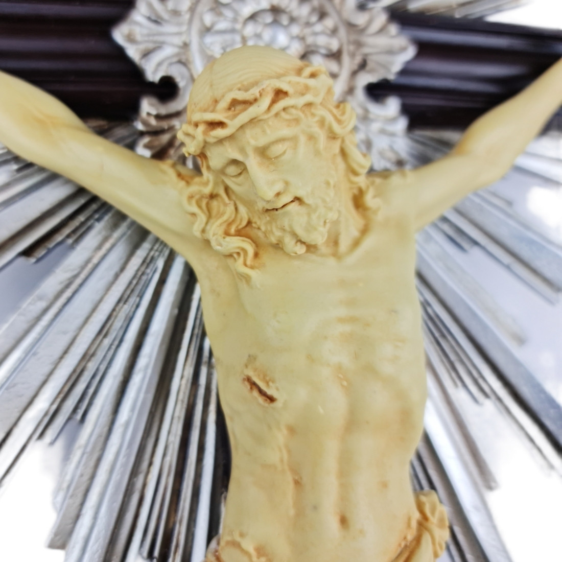 Crucifixo Prateado De Resina Barroco Estilo Antigo Cor Marfim