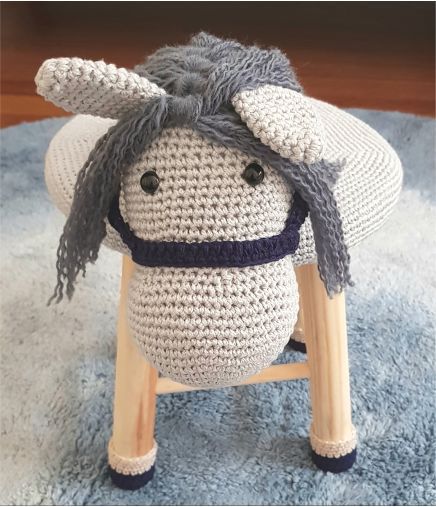 Banquinho Infantil Forrado em Crochet - Cavalo
