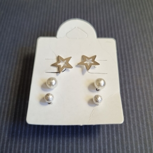 Kit com 3 pares de brincos folheados a prata com estrela, pérola e bolinha