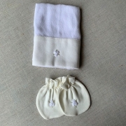 Kit paninho de boca e luvinhas com detalhes em off white bordado em branco