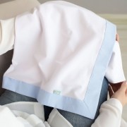 Cueiro e Vira Manta para Bebê Malha Branca com Barrado Tricoline Poá Azul