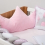 Kit Protetor Berço 10 Peças Bordado Coroa Rosa e Pink com Trança Coleção Princesa e Holly