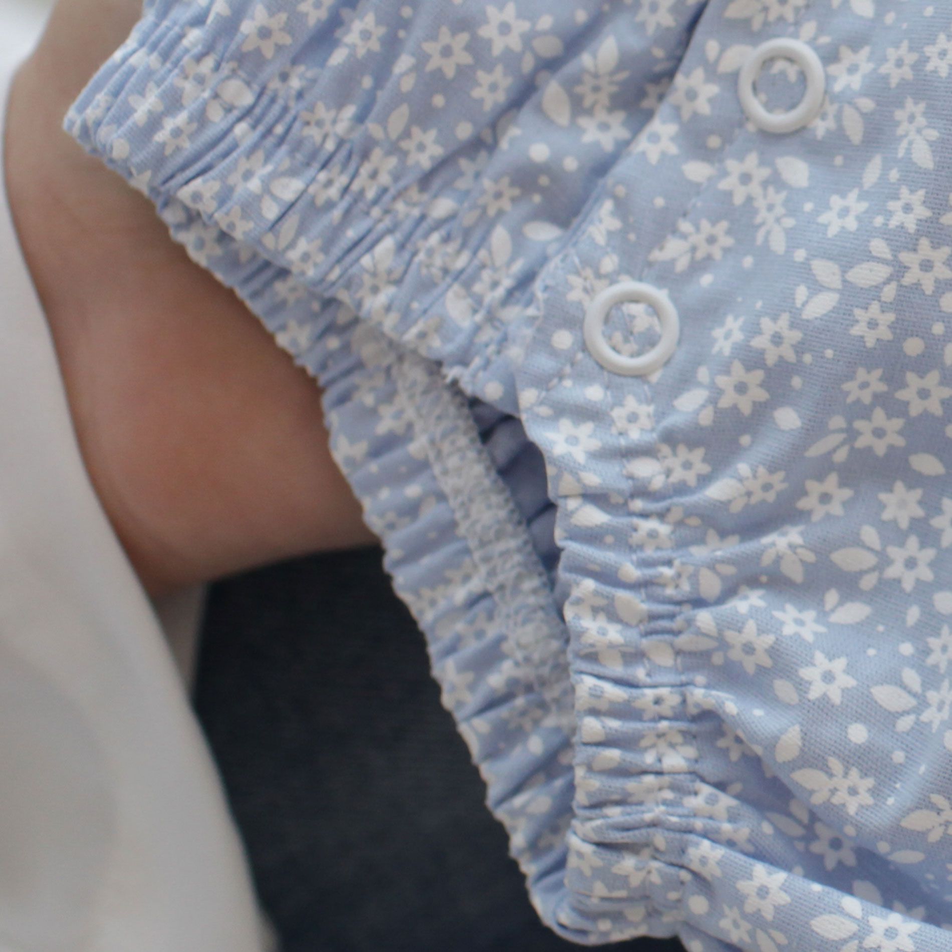 Tapa Fralda Infantil Tricoline Flores Azul e Branco com Botões de Pressão