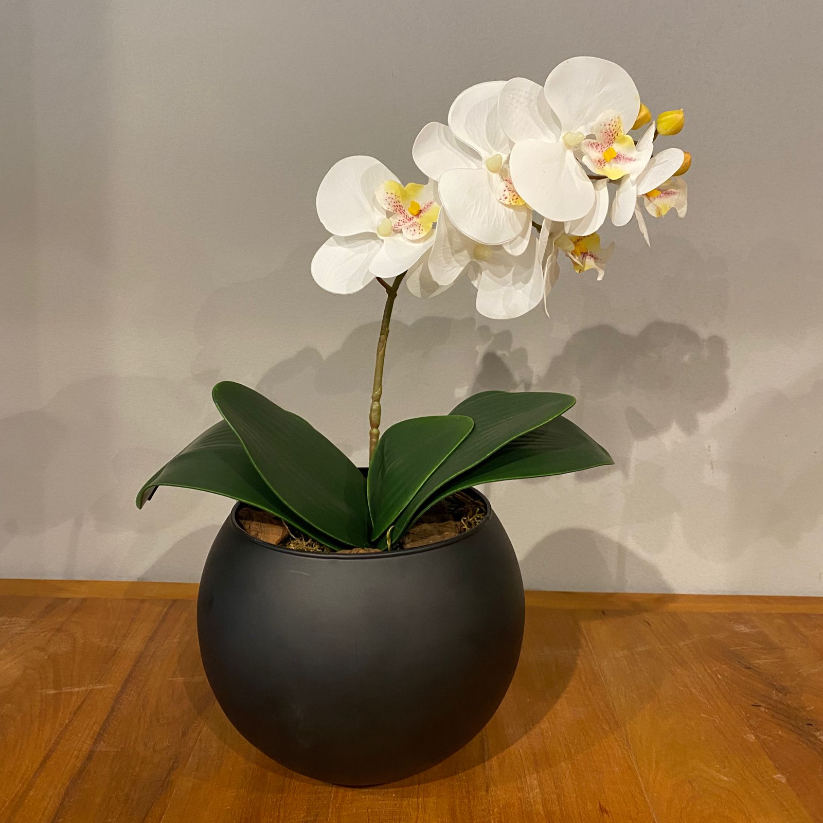 Arranjo Toque Real Centro de Mesa Orquídea Branca Artificial no Vaso Preto