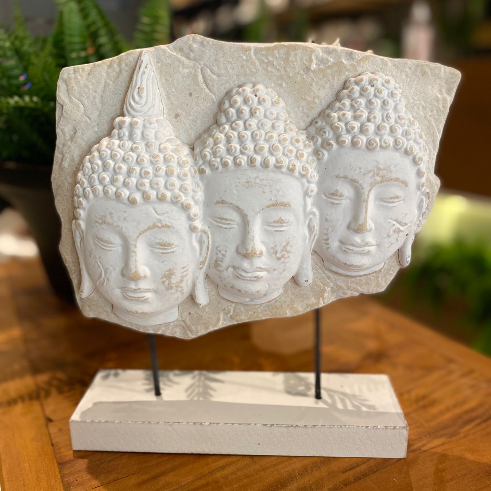 Enfeite Decorativo Escultura Branca de Madeira 3 Cabeças Buda Hindu