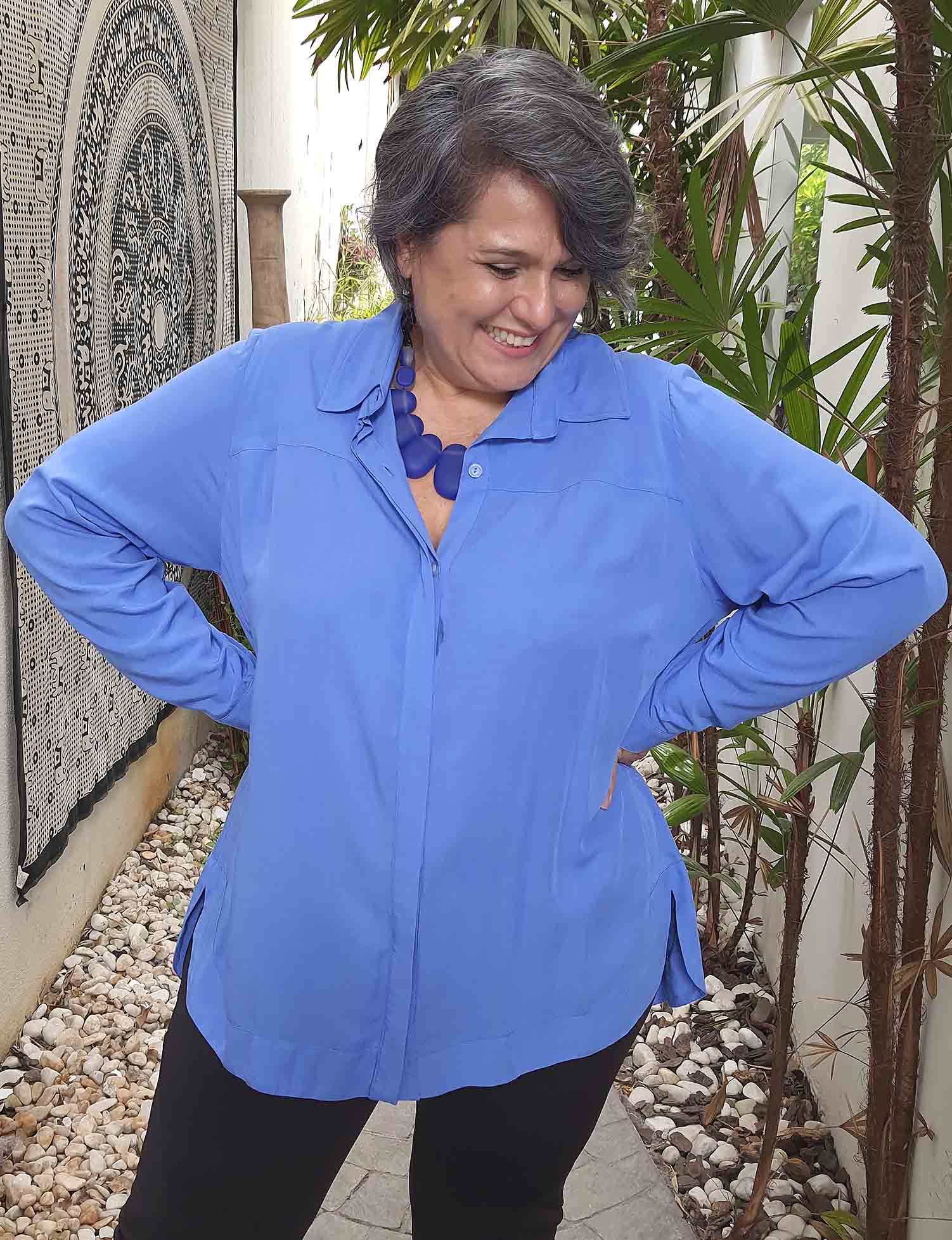 Camisa Básica Plus Size Com Barra Larga Azul
