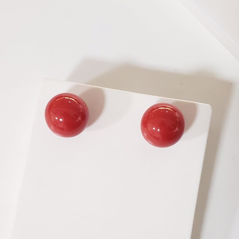 Brinco Botão Bola Shell Vermelha 12mm na Prata 950 com Banho Ouro 18k Semijoia