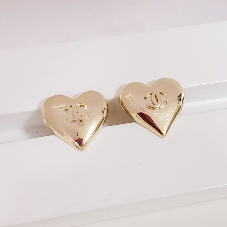 Brinco Botão Coração Abaulado com Simbolo Chanel no Banho Ouro 18k Semijoia