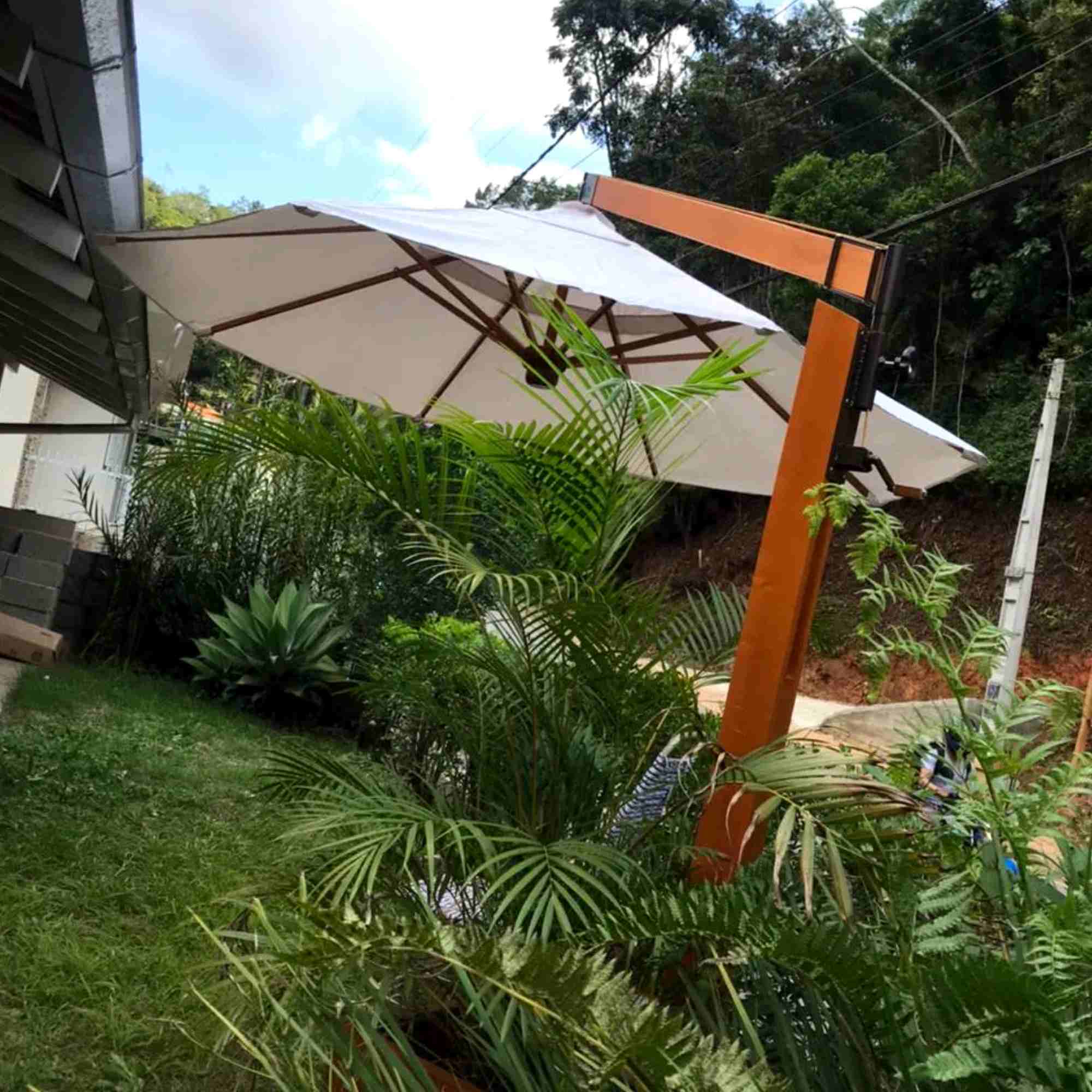 Ombrelone com Floreira Giratório Redondo 3 metros Cor Azul Royal  - Sol e Água Piscinas e Acessórios