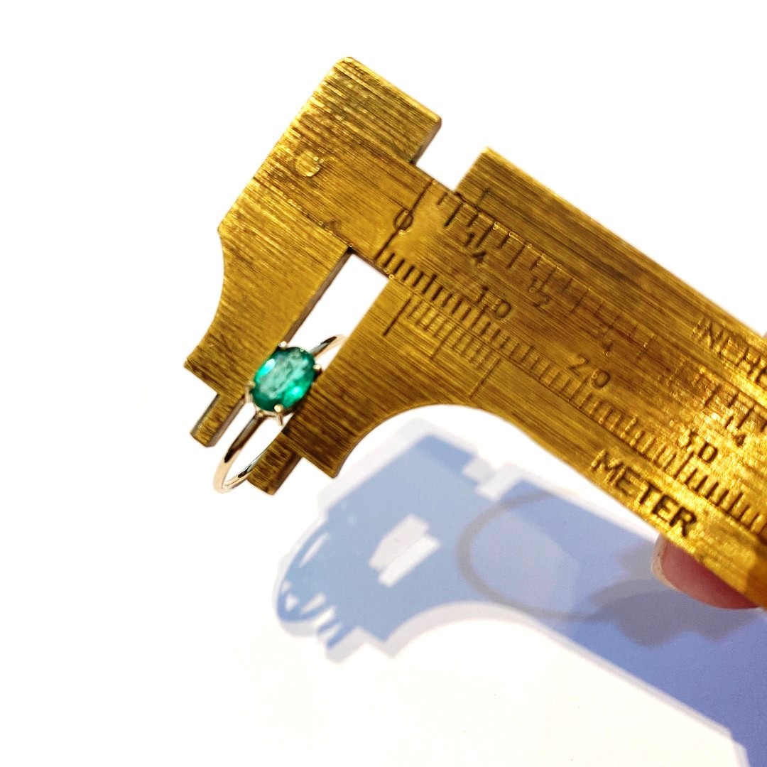 Anel Ouro 18K Esmeralda Oval Geometrico Natural Feminino Pedra Verde 0.6X.04cm E02ct05K240