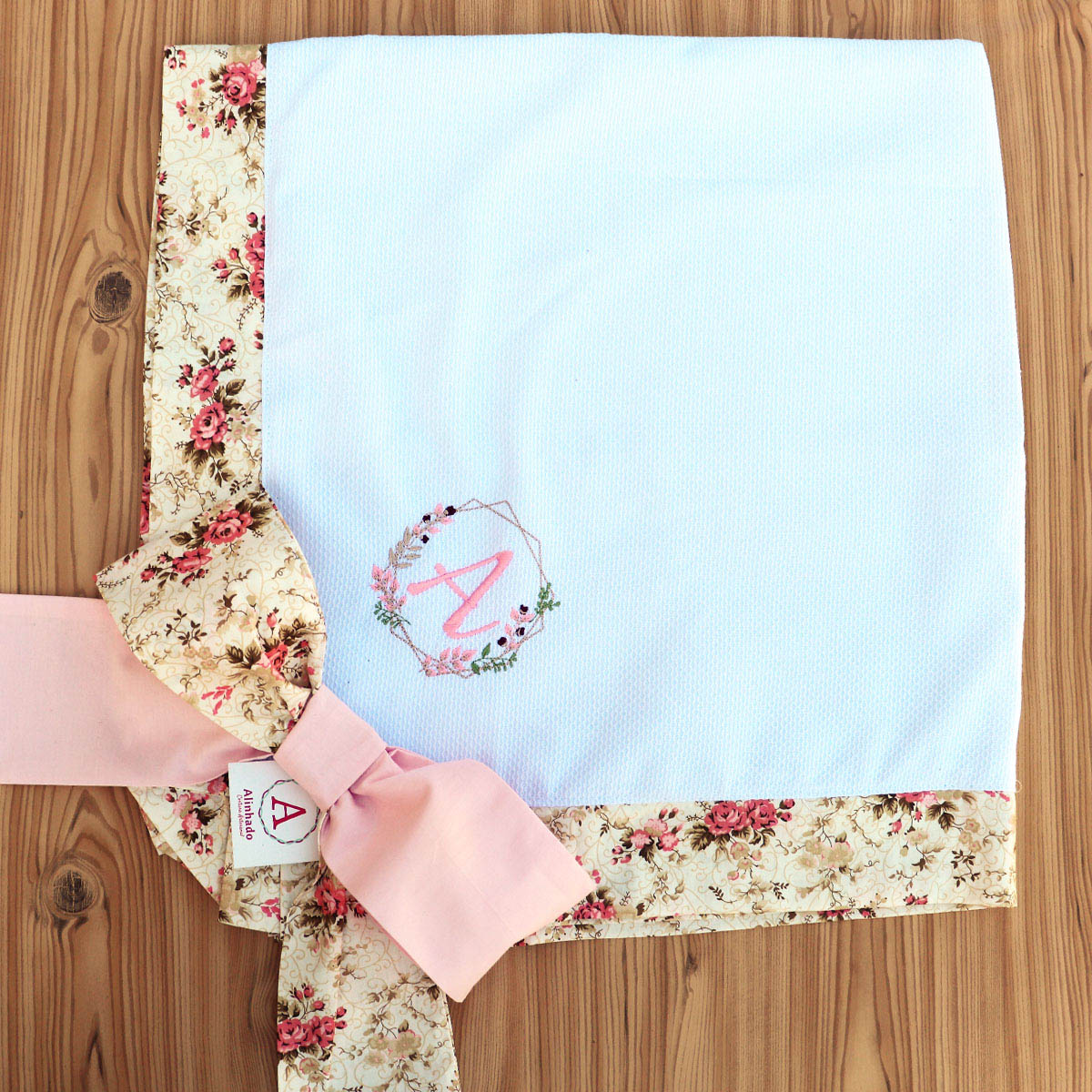 Manta para Bebê Bordada Piquet Branco Floral com Rosa