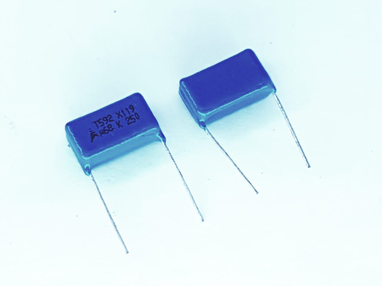 10 peças capacitor poliéster 68k x 250v Epcos T592