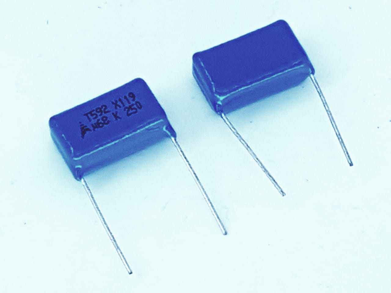 10 peças capacitor poliéster 68k x 250v Epcos T592