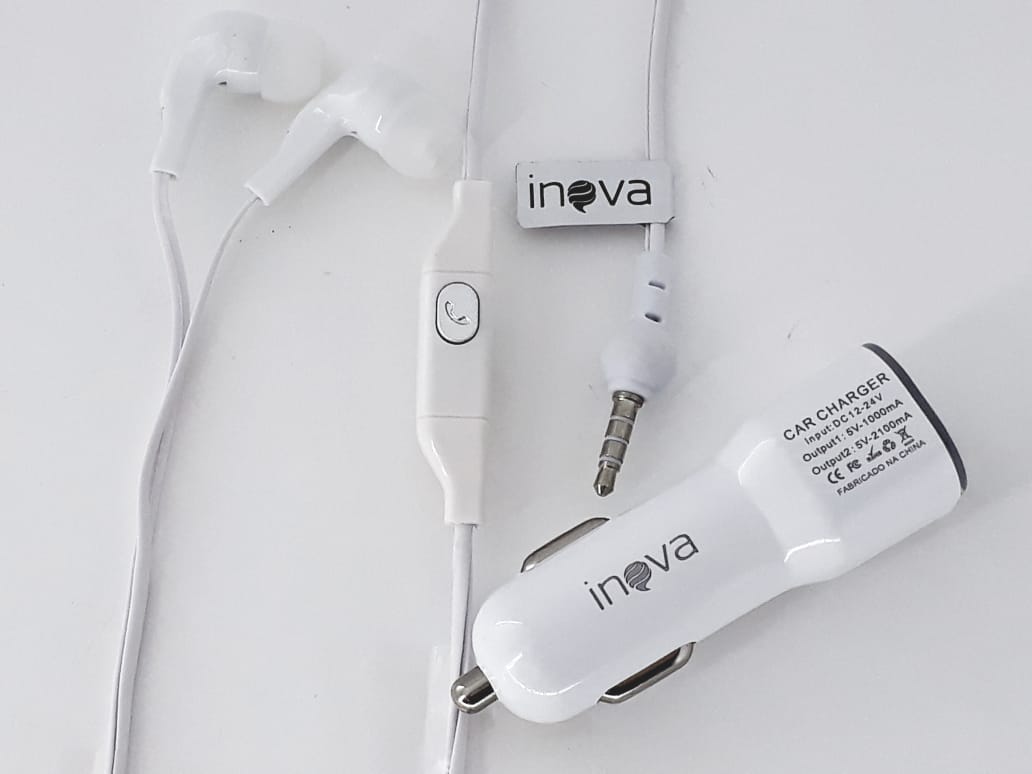 Kit com 2 peças Fone de ouvido branco e carregador veicular Inova